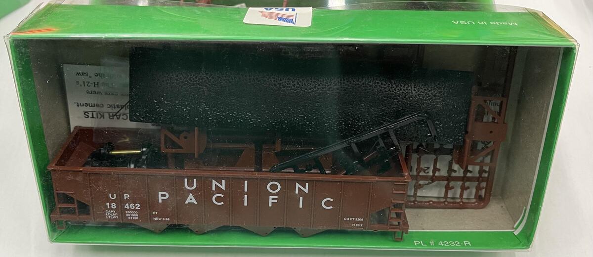 Bowser 3-2006 HO Union Pacific 40' 70Ton Quad Hopper #18462
