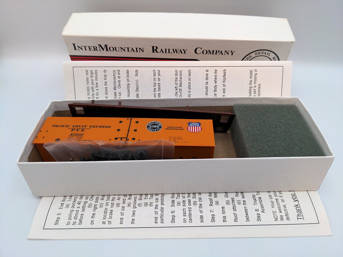 InterMountain 40501-18 HO PFE Double Herald Steel Sided Freight Car Kit #47200