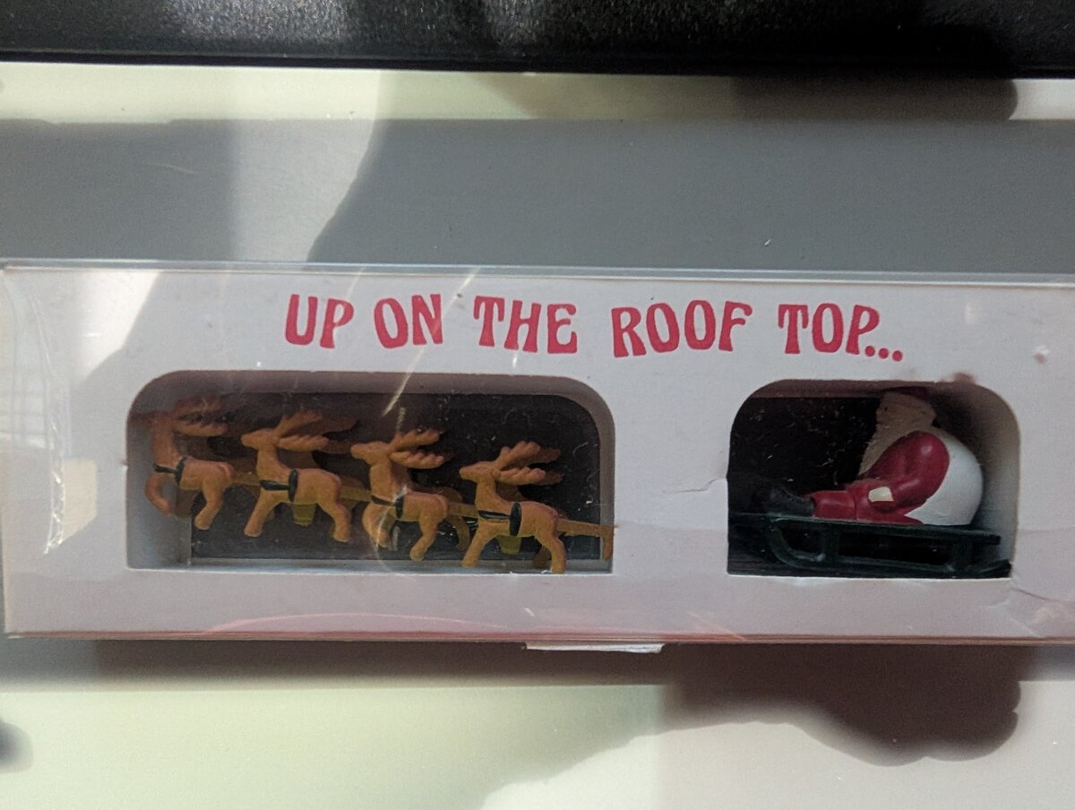 Acme HO Up On The Roof Top Santa and Reindeer Sleigh Figure Set