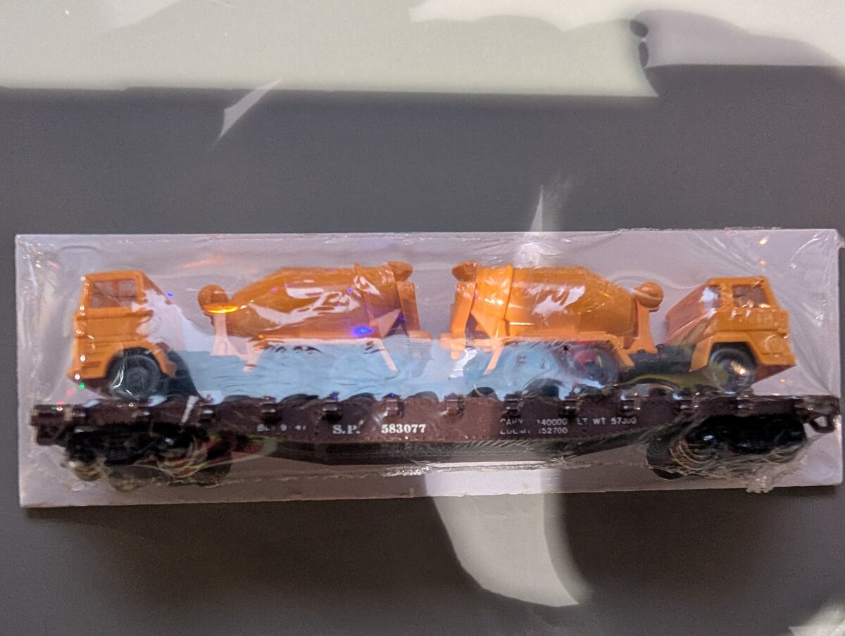 Con-Cor 583077 N Scale Southern Pacific Fishbelly Flat Car w/Two Cement Mixers