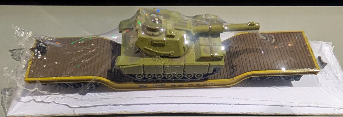 Arnold Rapido N Scale Extended Flat Bed Freight Car w/Military Tank Load
