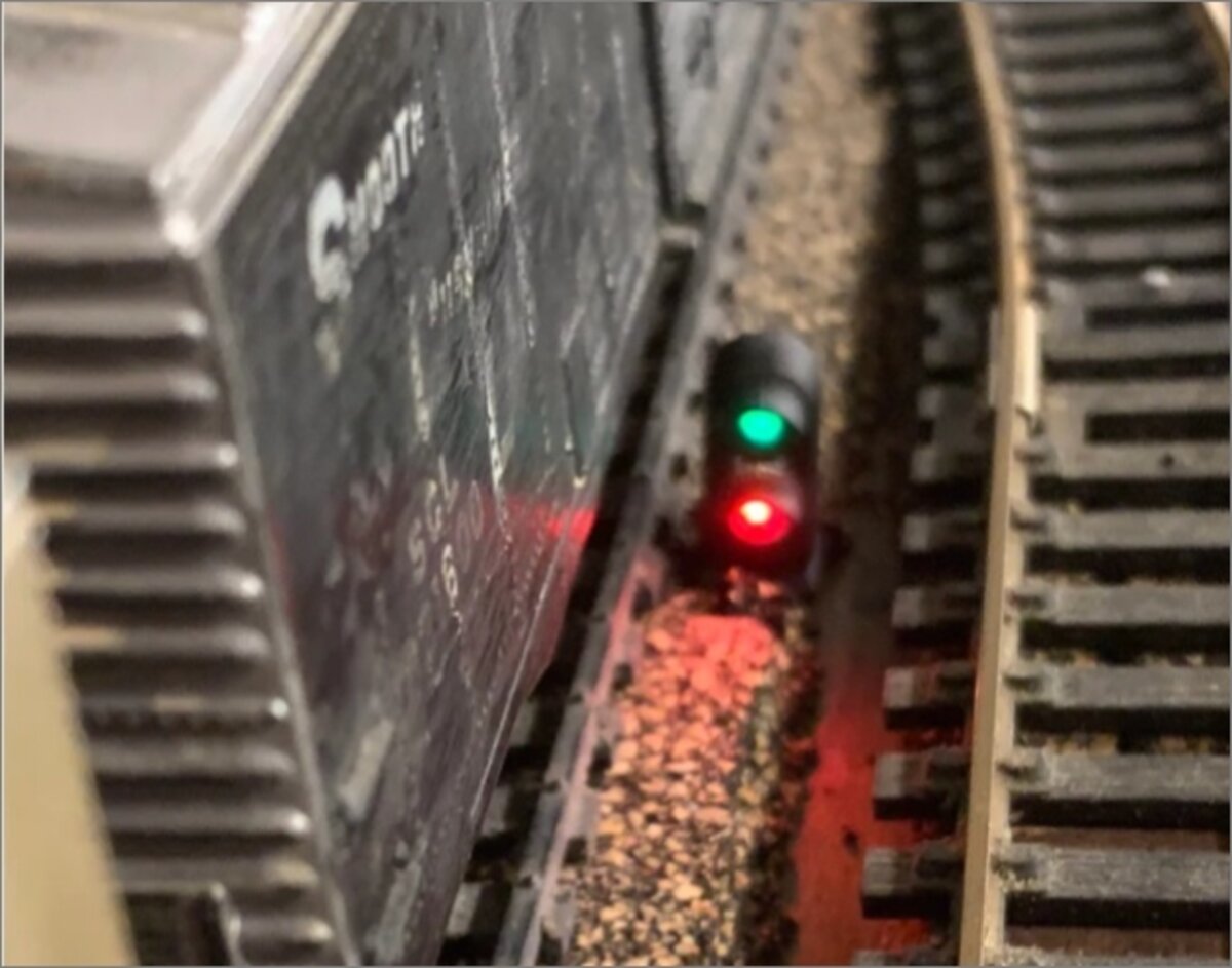 Dwarvin DVFLBS601 O Scale Fiber-Lit Dwarf Signal (Single) - Black