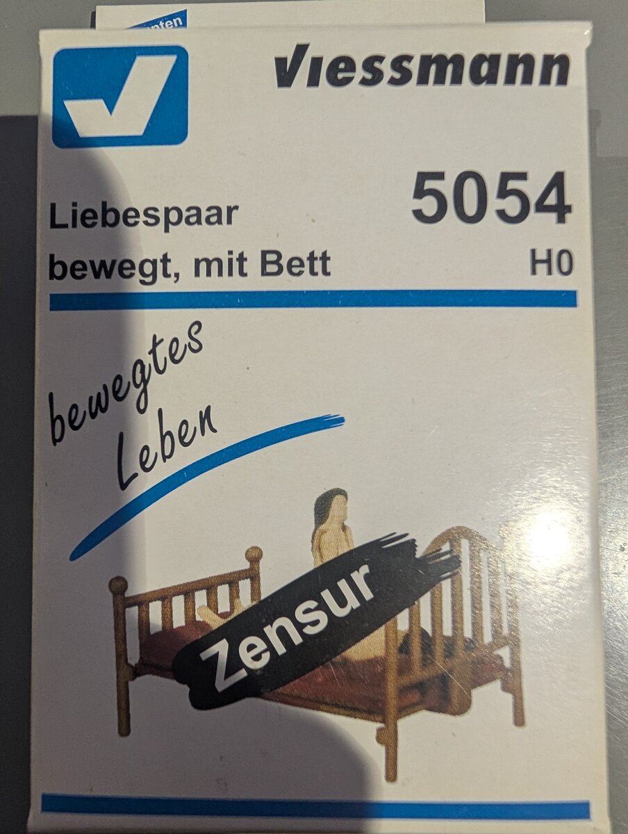 Viessmann 5054 HO Couple Engaged on Bed Figure Set