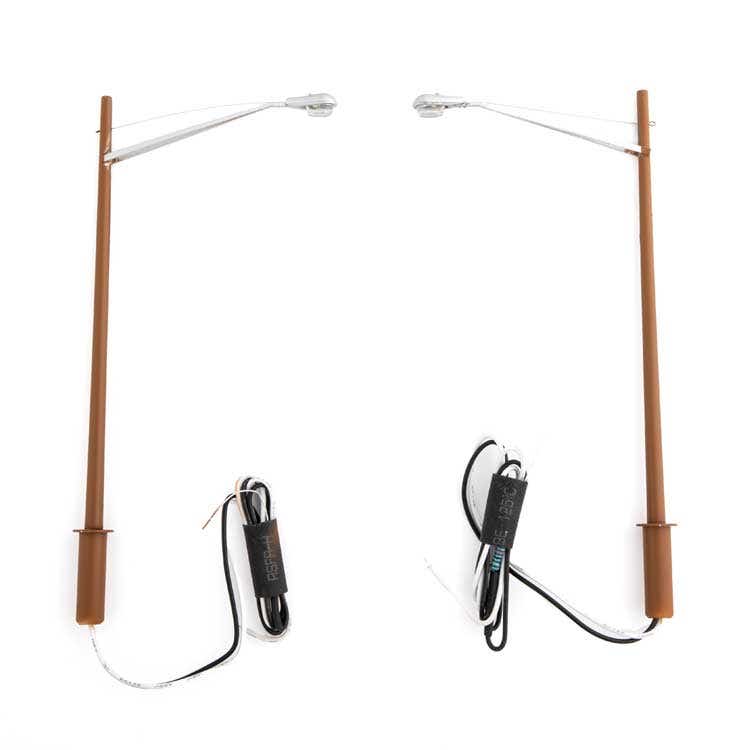 Walthers 949-4805 HO Modern Long Arm Style LED Streetlight w/Wood Pole