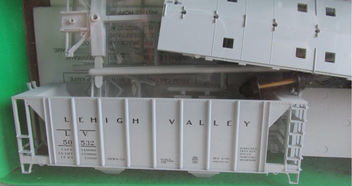 Bowser 56980 HO Lehigh Valley 70 Ton 2-Bay Covered Hopper Road # 50532 Kit