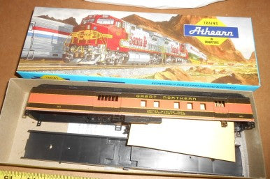 Athearn 2403 HO Great Northern STD RPO Car #30 Kit