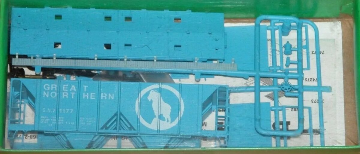 Bowser 55679 HO Blue Great Northern 70T 2-Bay Covered Hopper Road # 71171 Kit