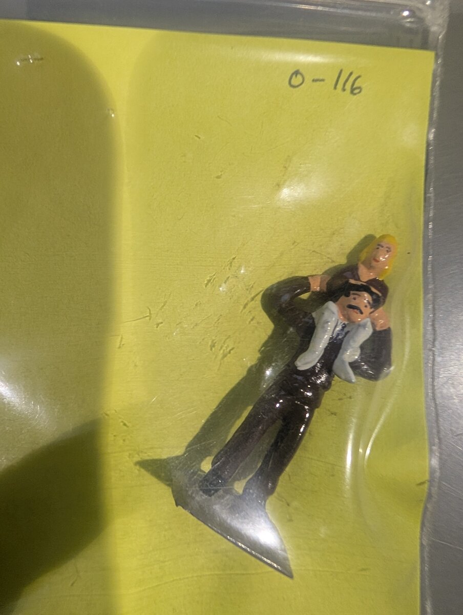 The Railmen Company 116 O Scale Dad Carrying Child on Shoulders Figure