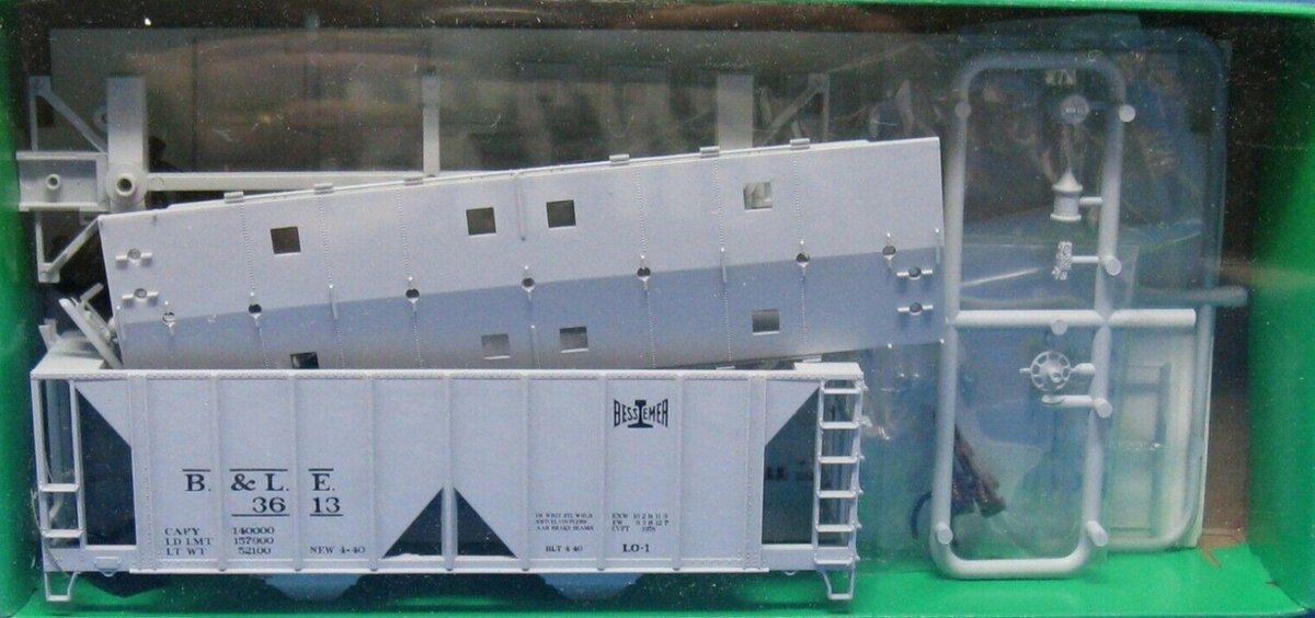 Bowser 3613 HO B & LE 70 Ton 2-Bay Covered Hopper W/Knuckle Couplers Kit