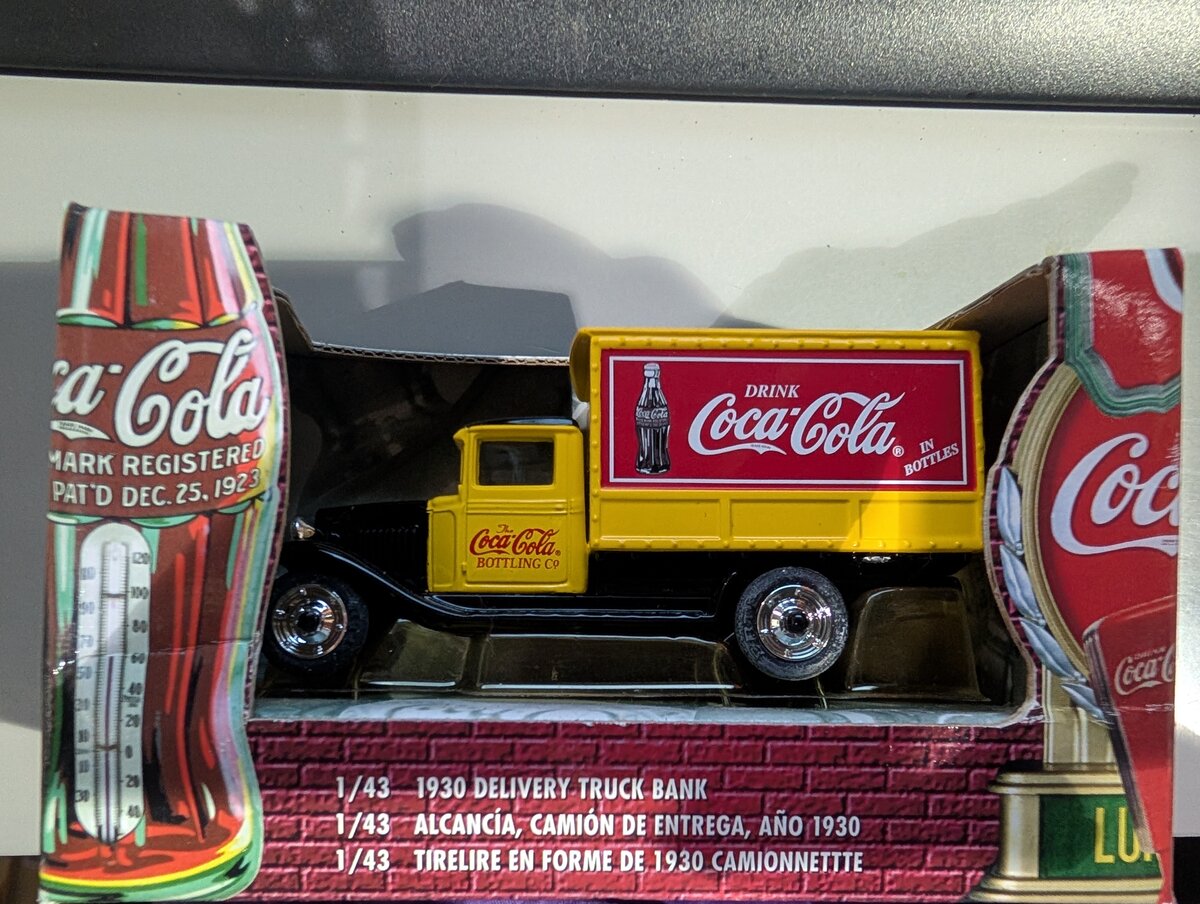 Ertl 27230 1:43 Die Cast Metal Coca-Cola 1930 Delivery Trunk Bank
