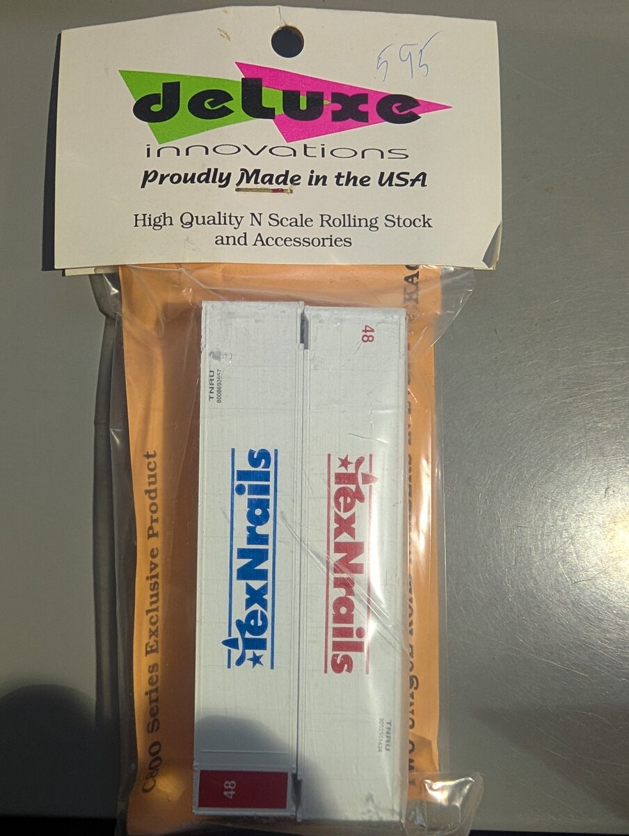 Deluxe Innovations C800 N Scale TexNrails #48 Series Exclusive Containers (2)