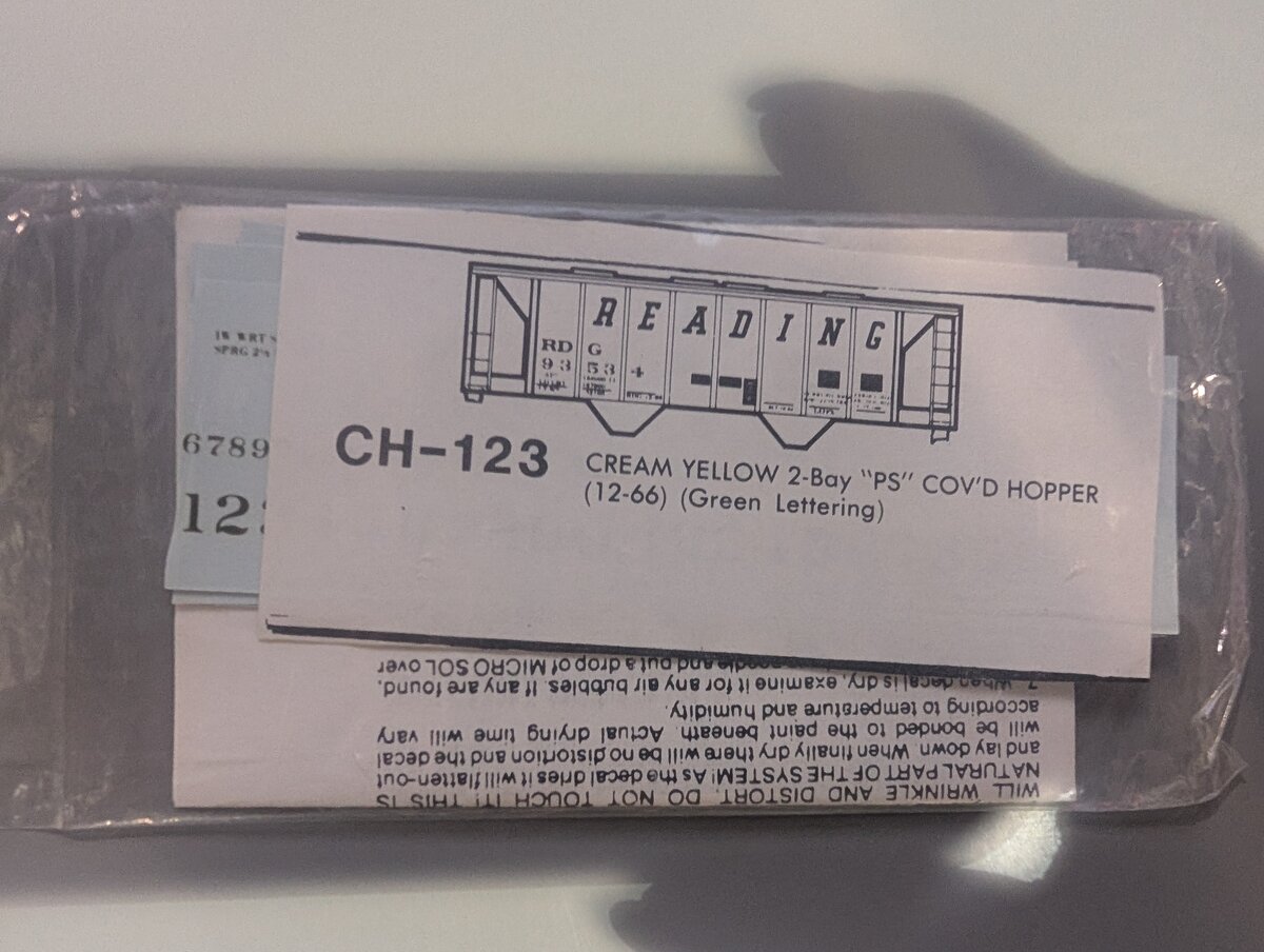 Walthers CH-123 Cream Yellow 2-Bay 