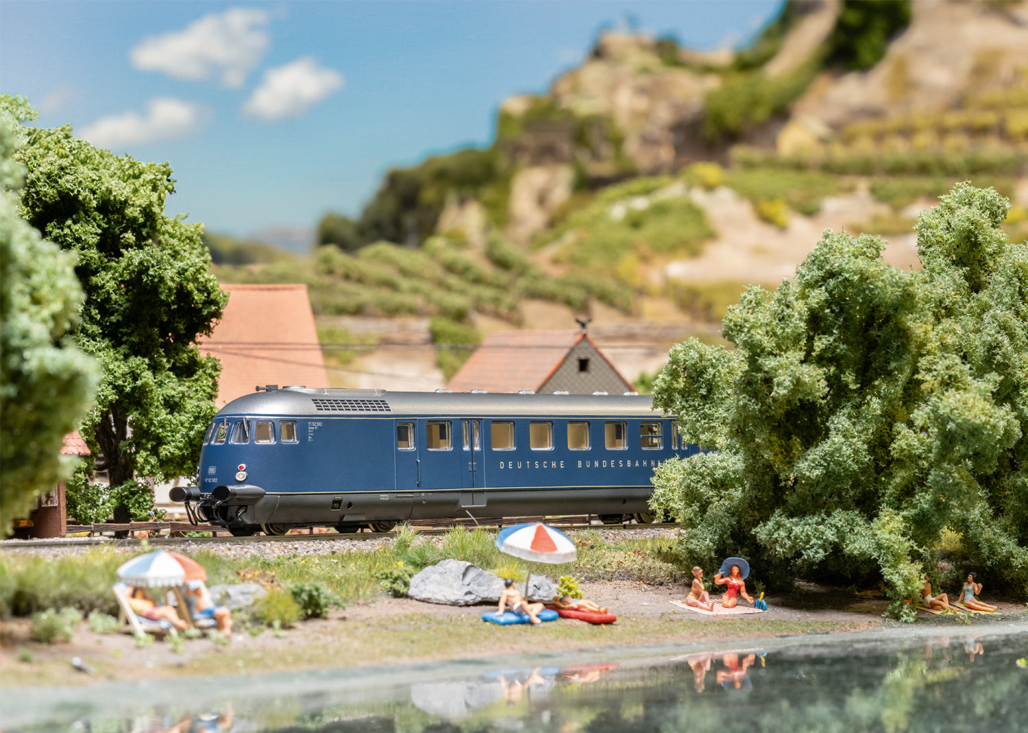 Marklin 39698 HO DB Class VT 92.5 Salon Powered Rail Car #VT 92 502