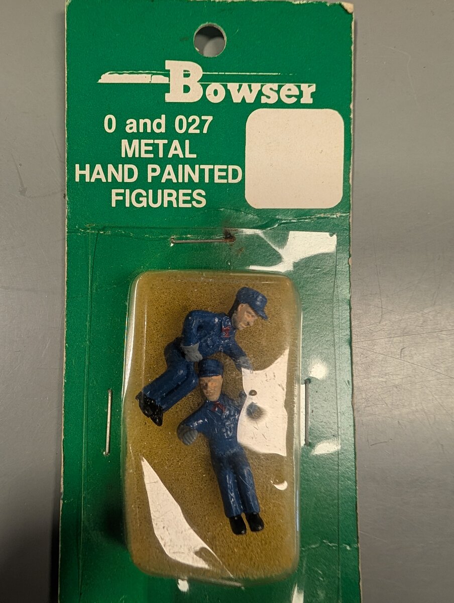 Bowser MSBOW13700 O/O27 Hand Painted Engineer & Fireman Figure Set
