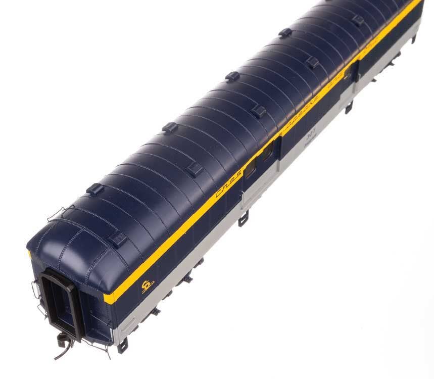 Walthers 920-17504 HO C&O 70' Heavyweight Baggage Car with Arched Roof RTR #307