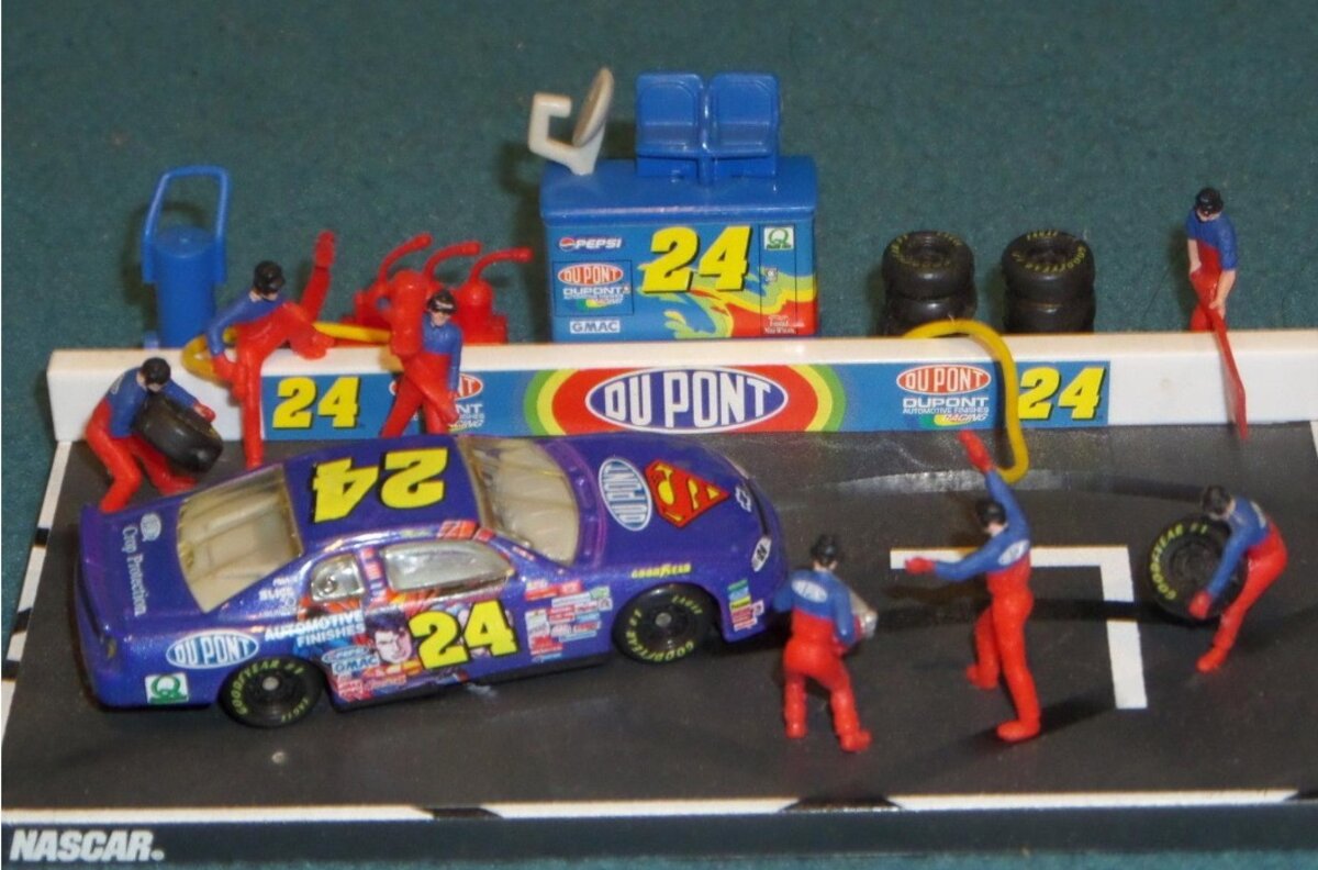 Hasbro 56034 1:64 Winner's Circle Jeff Gordon Du Pont # 24 Pit Row NASCAR