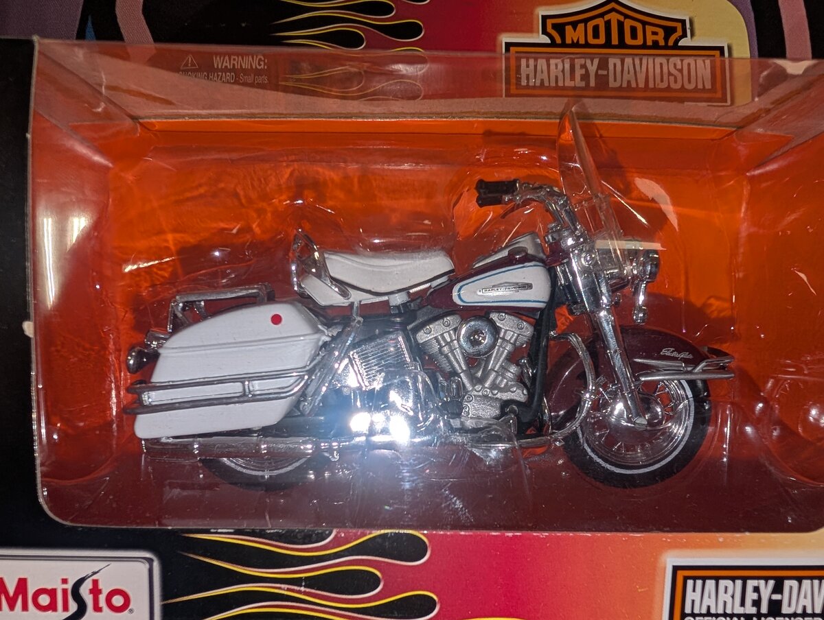 Maisto 31760 1:18 Die Cast White & Black Harley Davidson Series 23 Motorcycle