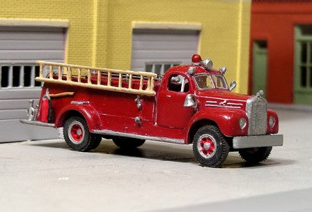 Sylvan Scale Models V408 HO 1953-1966 Mack Model B Closed-Cab Fire Pumper Resin