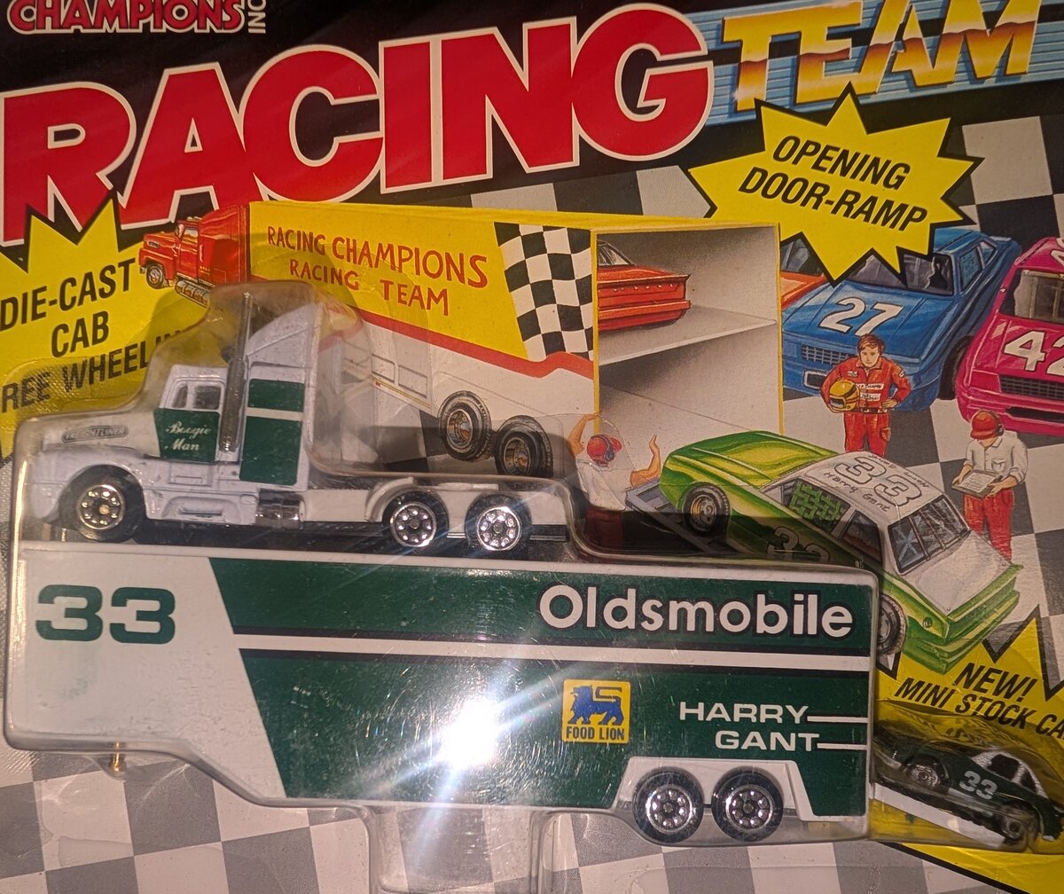 Racing Champions 03102 1:87 Die Cast Harry Gant #33 Food Lion Racing Transporter