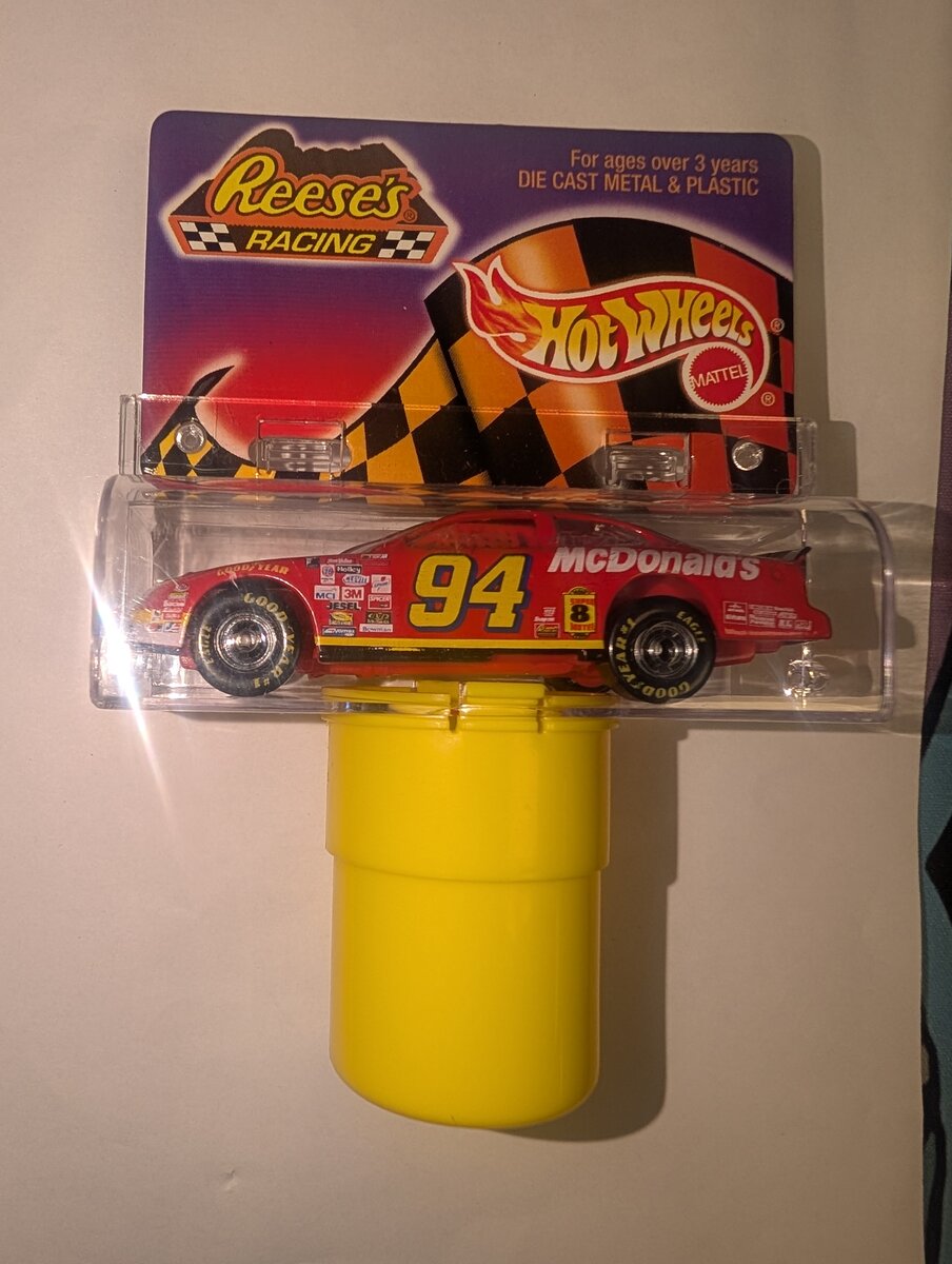Hot Wheels 1:87 McDonald’s Reese’s Racing Bill Elliott #94 NASCAR Candy Holder