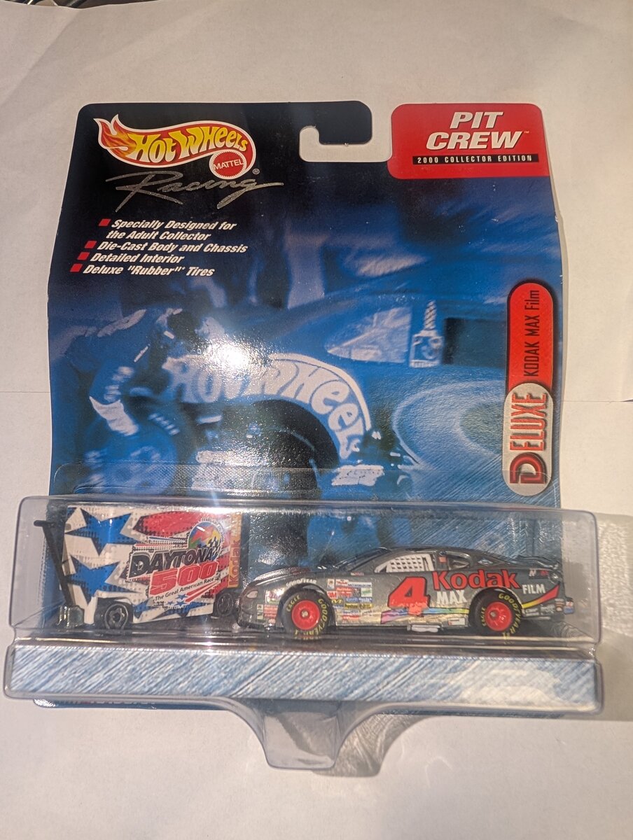 Hot Wheels 26466 1:87 Die Cast Pit Crew Deluxe #4 Kodak Max Film Stock Car