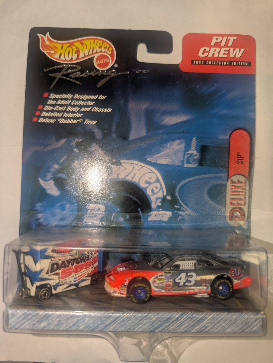 Hot Wheels 26654 1:87 Diecast Pit Crew 2000 Deluxe #43 STP Stock Car w/Cart