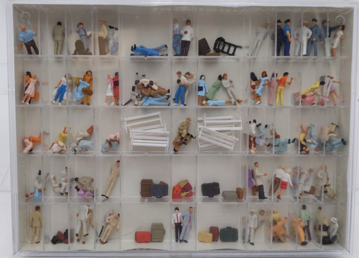 Preiser 14406 HO Scale Railroad Passengers / Benches / Luggage Super Set