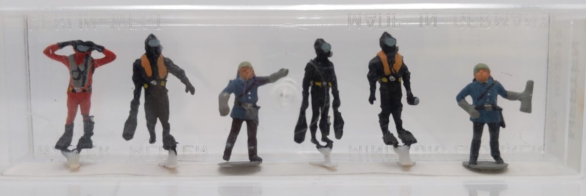 Merten 2512 HO Scale 4-Rescue Divers & 2-Rescue Workers Figures (Set of 6)