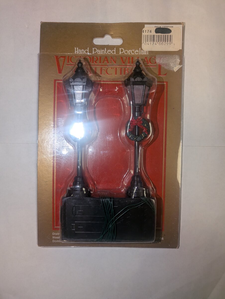 Acme 13237156 Hand Painted Porcelain Victorian Village Street Lamps w/Wreaths