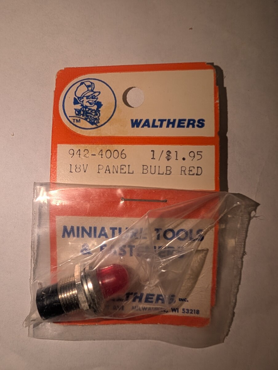Walthers 942-4006 Red 18V Panel Bulb