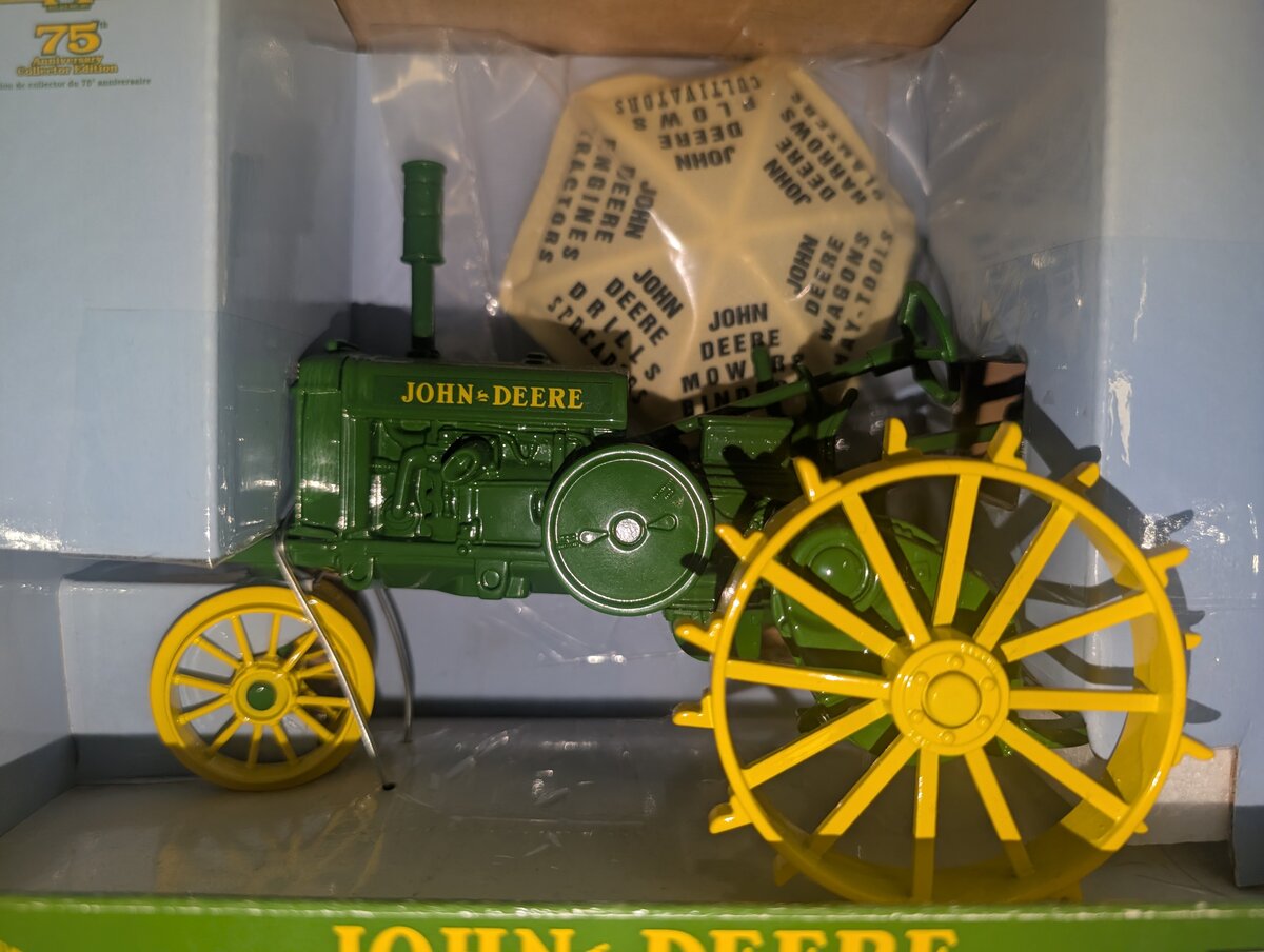 Ertl 15742 1:16 Diecast John Deere General Purpose 'P' Tractor w/Umbrella