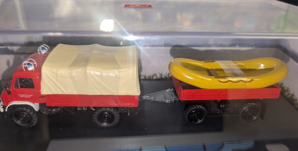 Schuco 3383 1:43 DieCast Mercedes Benz Unimog 4045 mit Anhanger Muller Mitteltal