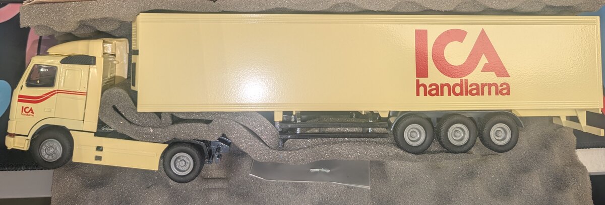 Conrad 4608-02 1:50 Diecast Kuhlcontainer ICA Stuck 01 Tractor Trailer