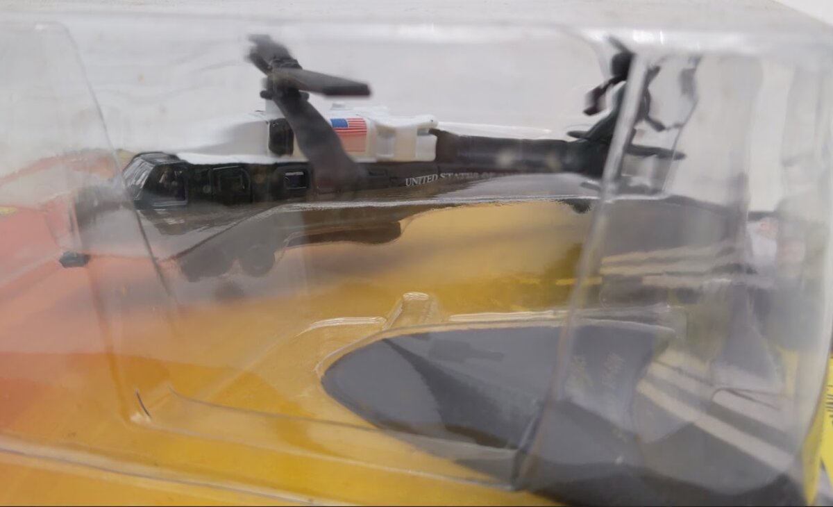Maisto 15061 Adventure Wheels Tailwinds Sikorsky VH-60N DieCast Replicas W/Stand