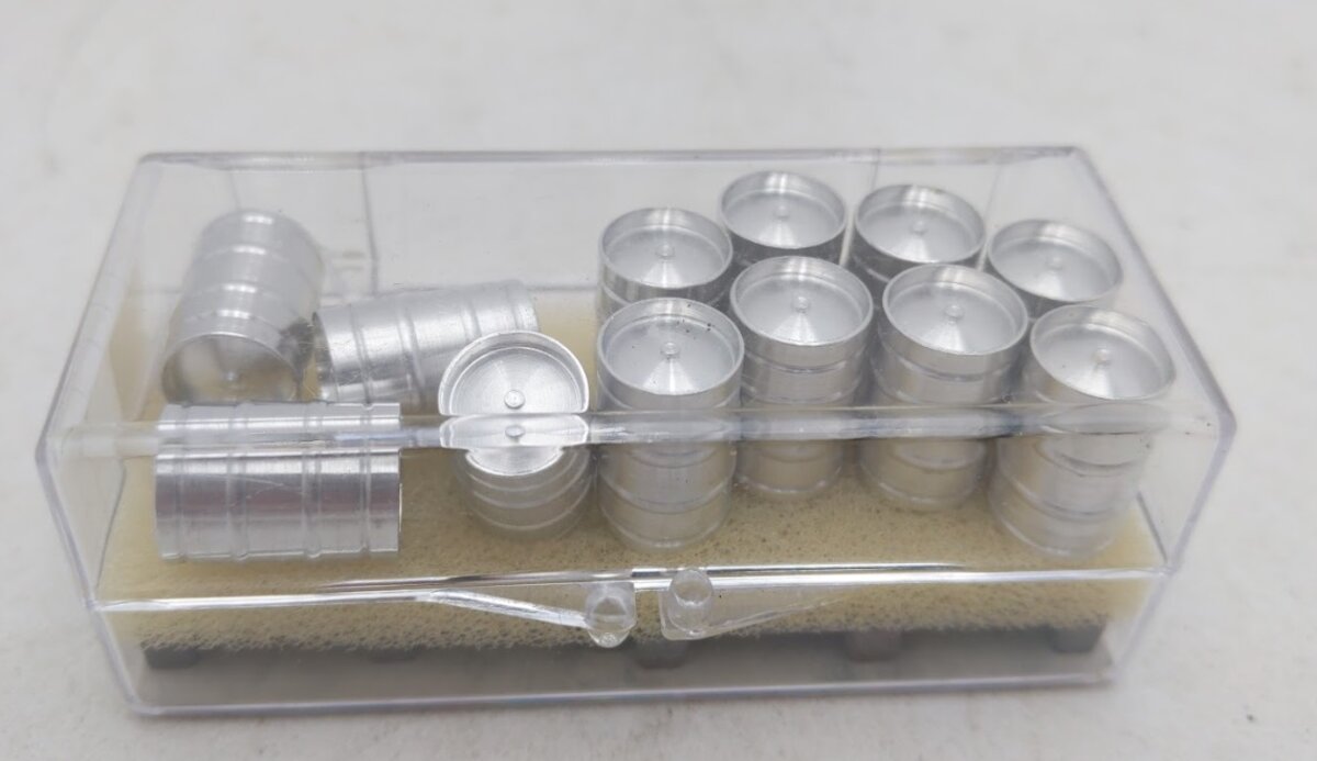 The Ink Well O / 1:48 12 Aluminum Kegs With 2 Pallets