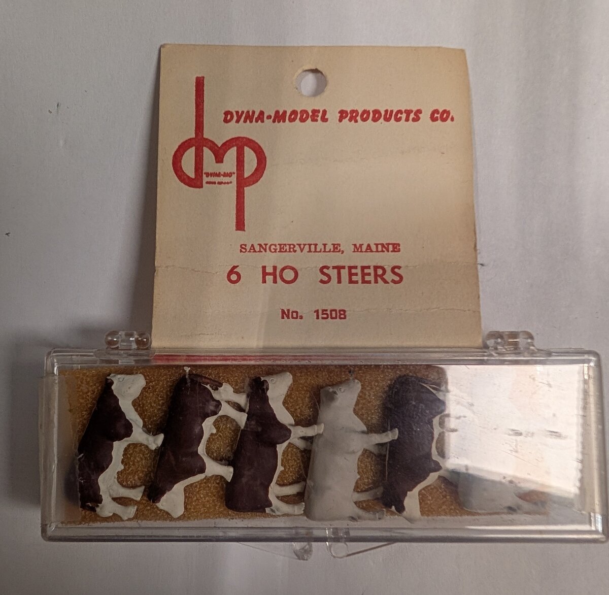 Dyna-Model 1508 HO Brown & White Steers (Pack of 6)