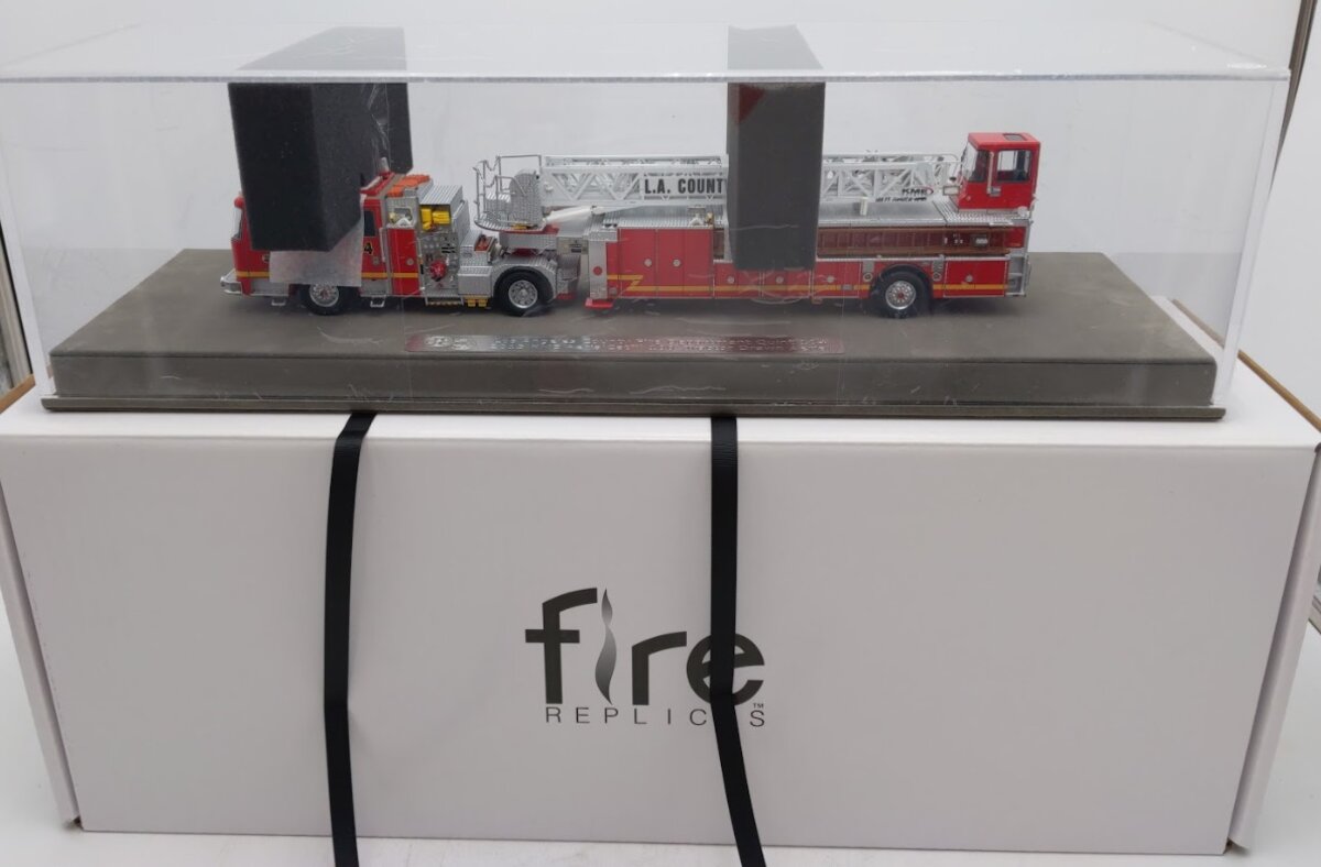 Fire Replicas FR142-104 1:50 LA County 2013 Aerialcat 100' Tractor Drawn Aerial