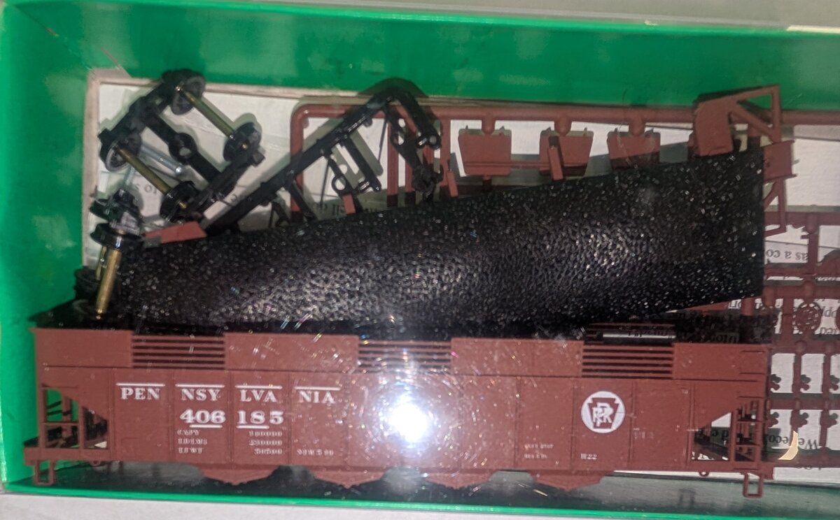 Bowser 56012 HO Circle Keystone PPR H-22 Clam Shell Hopper Car #406185 Kit