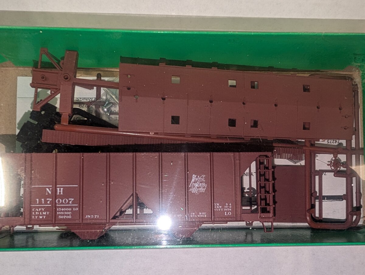 Bowser 55649 HO NY, NH & Hartford ACF 70 Ton 2 Bay Covered Hopper #117007 Kit