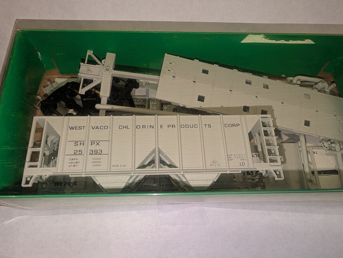 Bowser 55814 HO Westvaco Chlorine Products Corp. 70 Ton 2 Bay Hopper #25393 KIt
