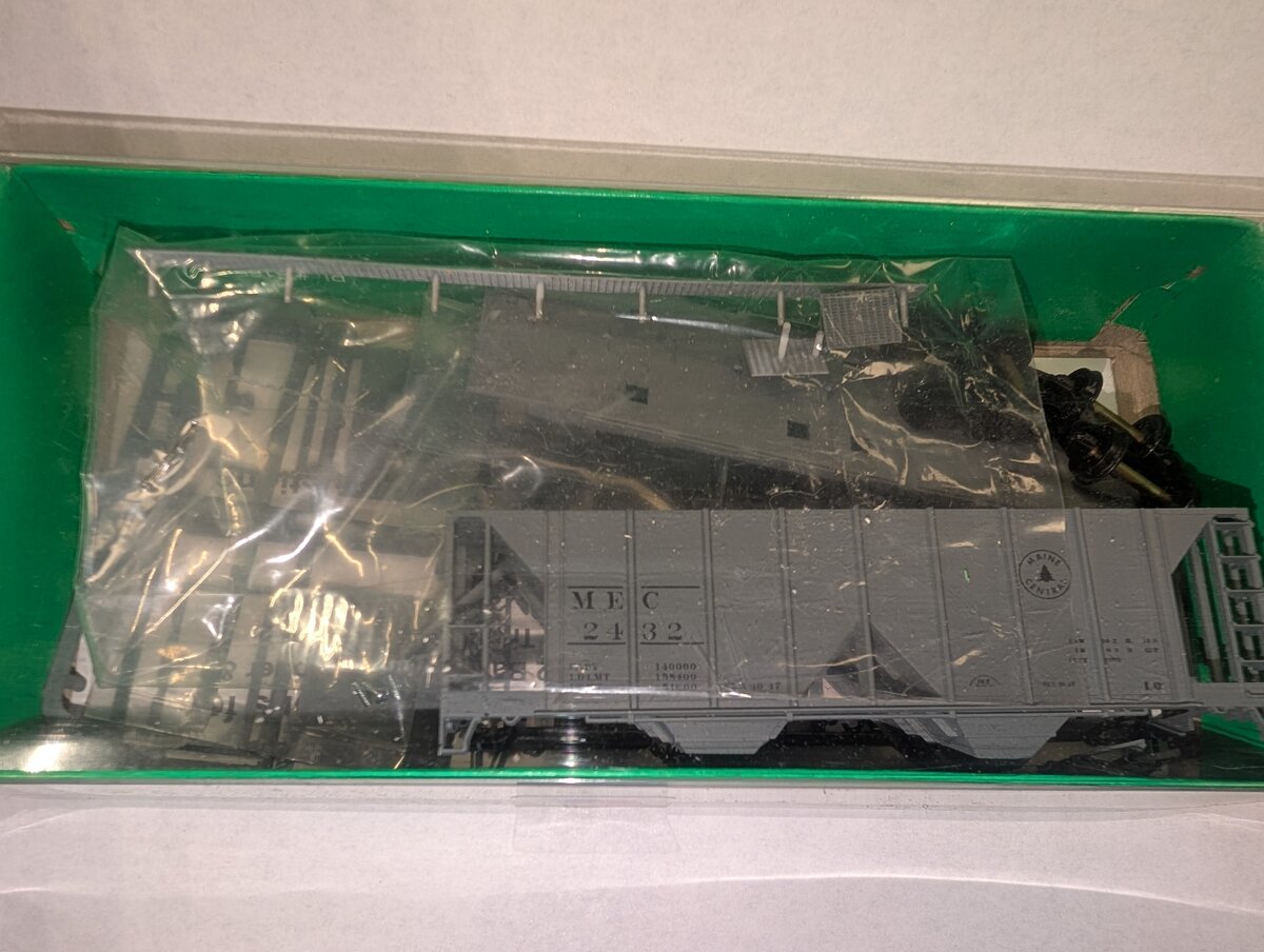 Bowser 55695 HO Maine Central 70 Ton 2 Bay Covered Hopper #2432 Kit