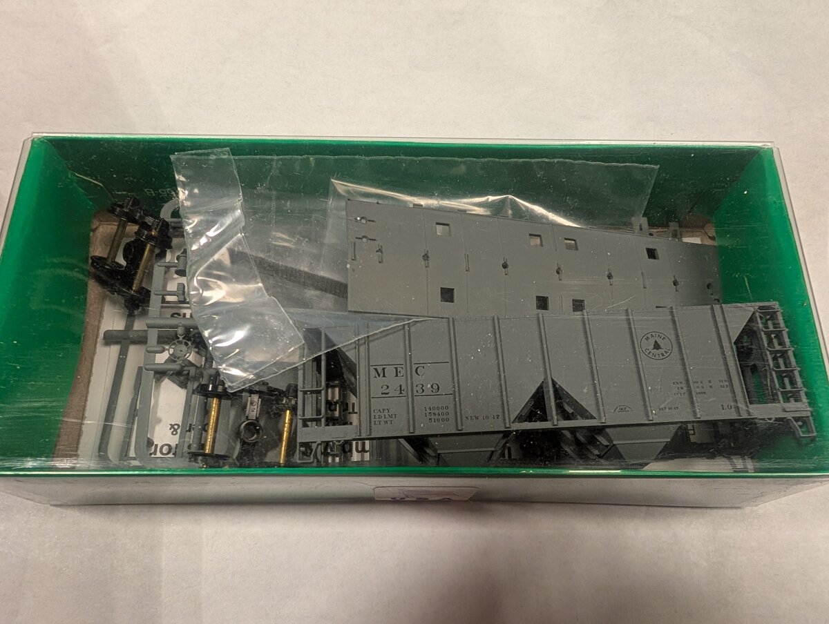 Bowser 55695 HO Maine Central 70 Ton 2 Bay Covered Hopper #2439 Kit