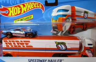 Hot Wheels DKF82-D912 ;64 Diecast Orange/White/Blue Speedway Hauler w/Race Car
