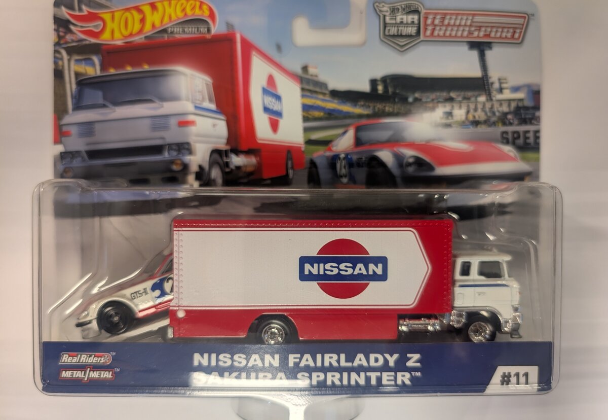 Hot Wheels FLF56 1:64 Nissan Fairlady Z Sakura Sprinter #11 Team Transporter