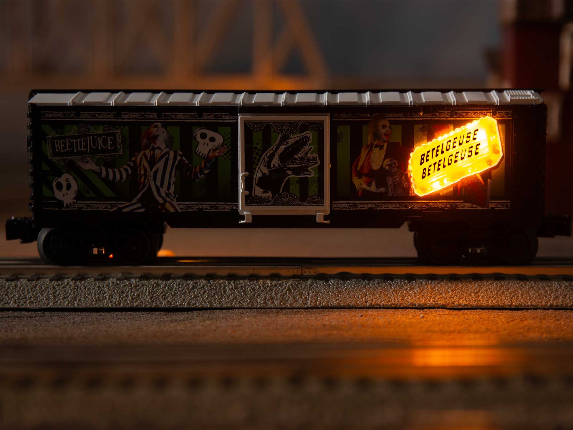 Lionel 2528010 O Beetlejuice Lighted Boxcar