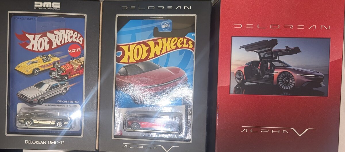 Hot Wheels HRG98-0911 1:64 Die Cast DeLorean DMC-12 & DeLorean Alpha Dual Set