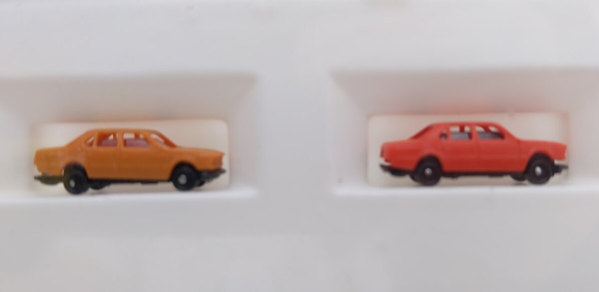 Hannes Fisher 880 Z Scale 1-Orange & 1-Tan Car (Set of 2)