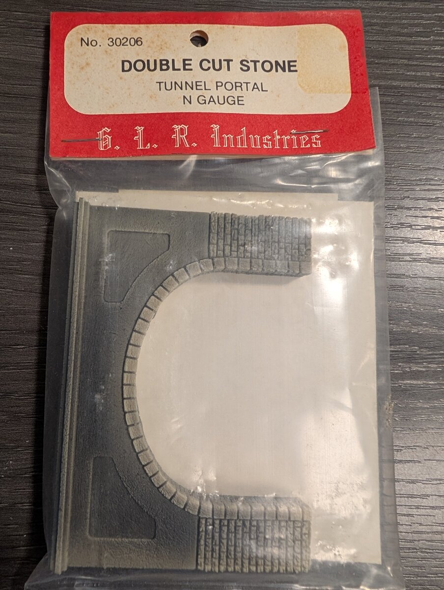G.L.R. Industries 30206 N Gauge Double Cut Stone Tunnel Portal