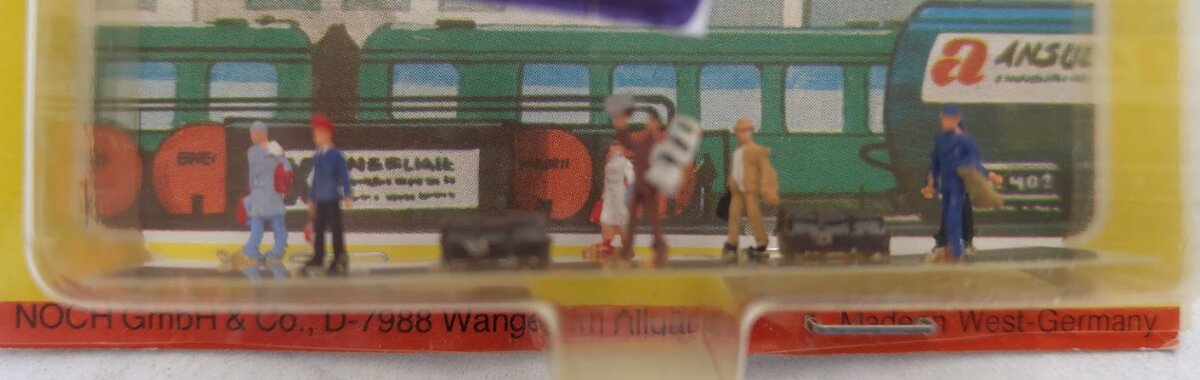 Noch 4382 Z Scale Standing Passenger Station Passengers Whit Luggage Scene