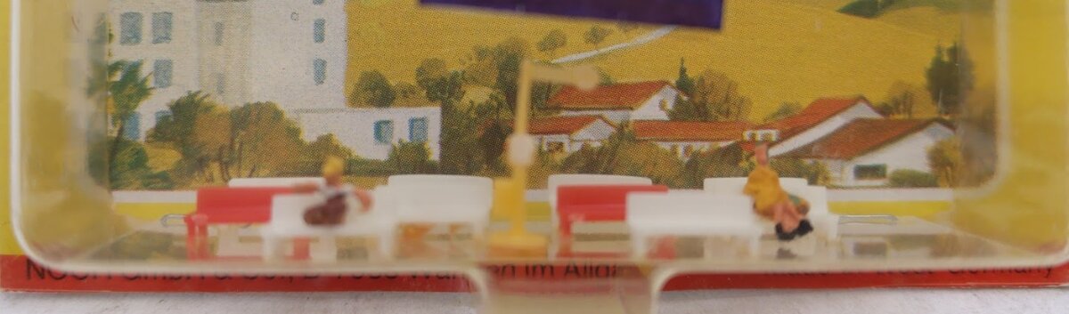 Noch 4320 Z Scale Bus Station Benches W/2 Seated Passengers & a Bus Stop Set